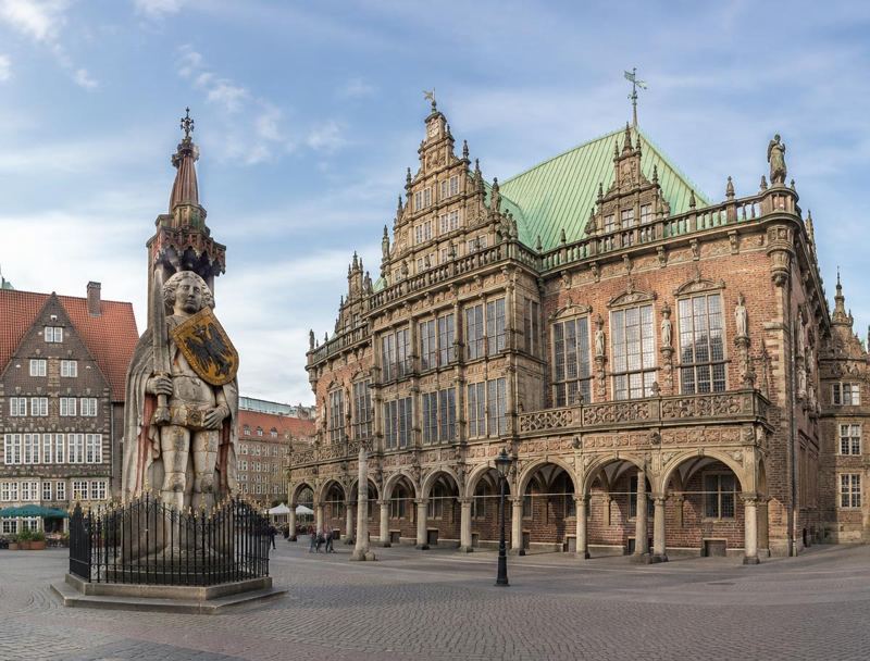 Bremer Rathaus und Roland auf dem Marktplatz – ambulante Pflegedienste in Bremen finden