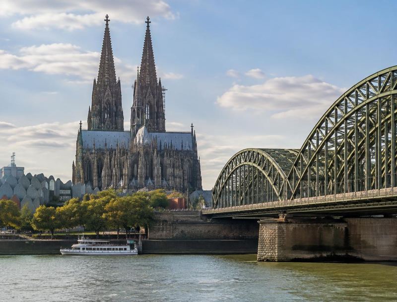Kölner Dom mit Hohenzollernbrücke am Rhein – ambulante Pflegedienste in Köln finden