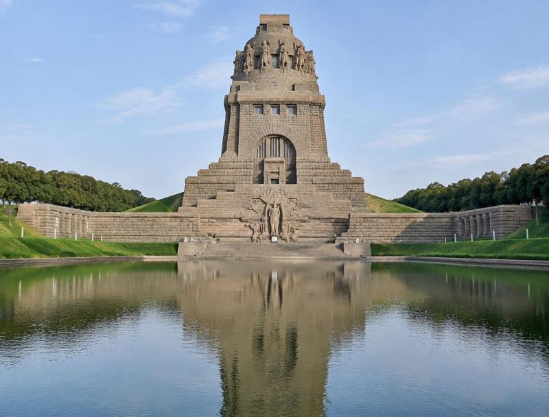 Völkerschlachtdenkmal in Leipzig mit Wasserbecken – ambulante Pflegedienste in Leipzig finden