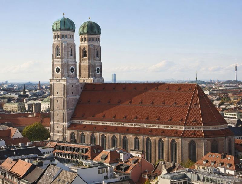 Frauenkirche über den Dächern der Münchner Altstadt – ambulante Pflegedienste in München finden